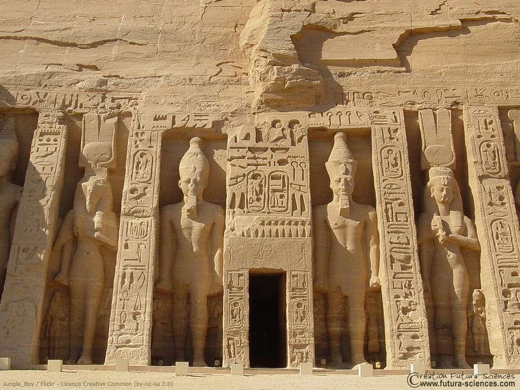 Facade petit temple d abou simbel