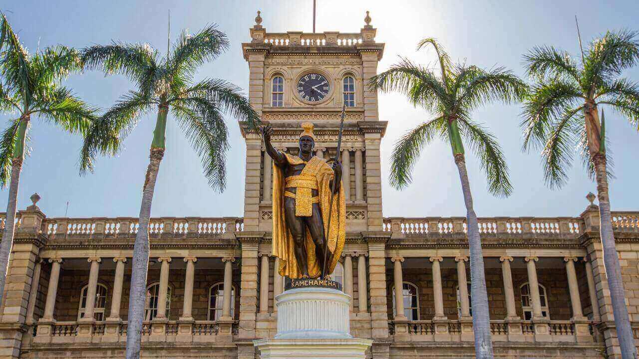 Kamehameha devant le ali i lani hale