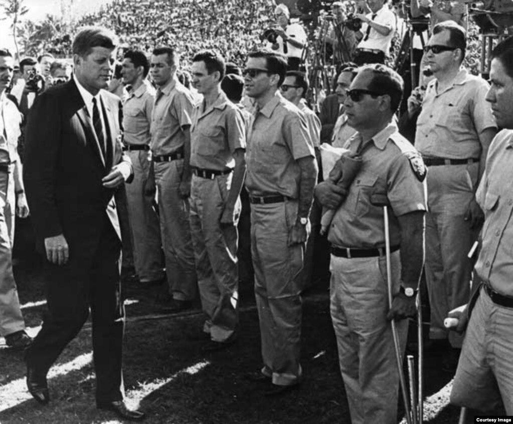 Kennedy inspecte la brigade 2507