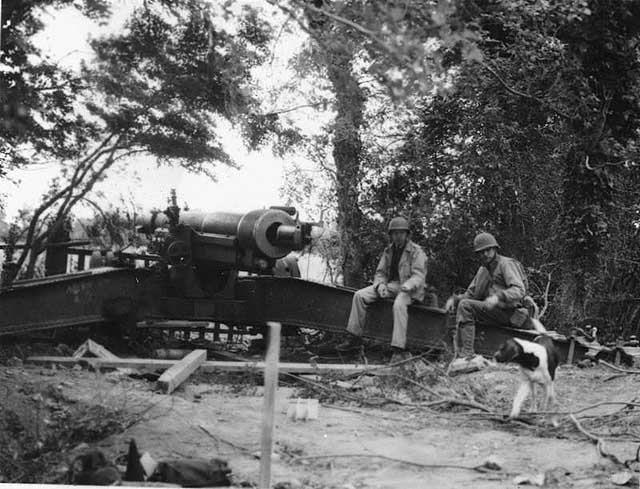 Lomell et kuhn sur un des canons detruits