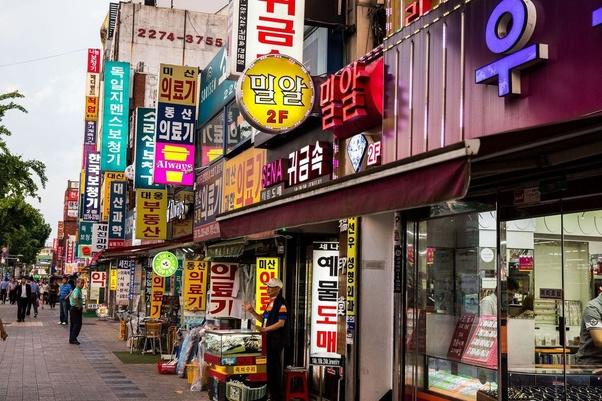 Rue marchande avec enseignes en hangeul